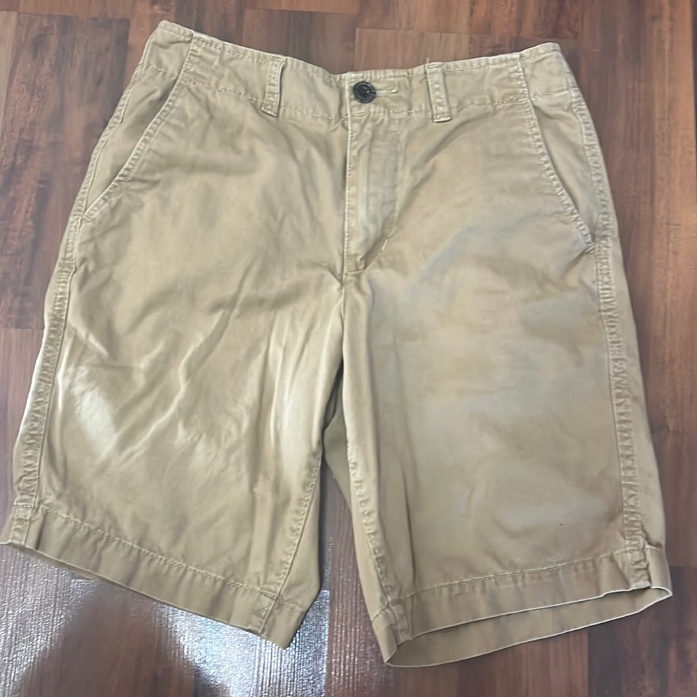 America Eagle shorts men’s size 28. Tan colored. Great condition.